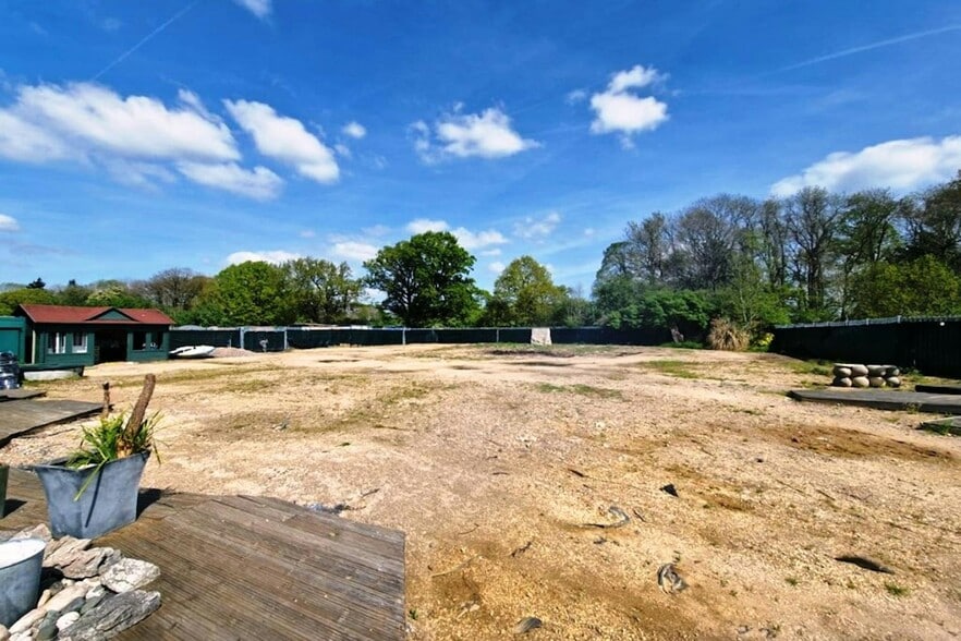 1-2 Sherfield On Loddon Garden Centre, Wildmoor Ln, Hook for lease - Building Photo - Image 1 of 4