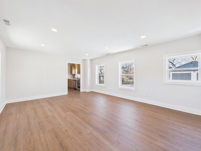 6310 Ash Ave, Raytown, MO à louer - Photo du bâtiment - Image 3 de 17