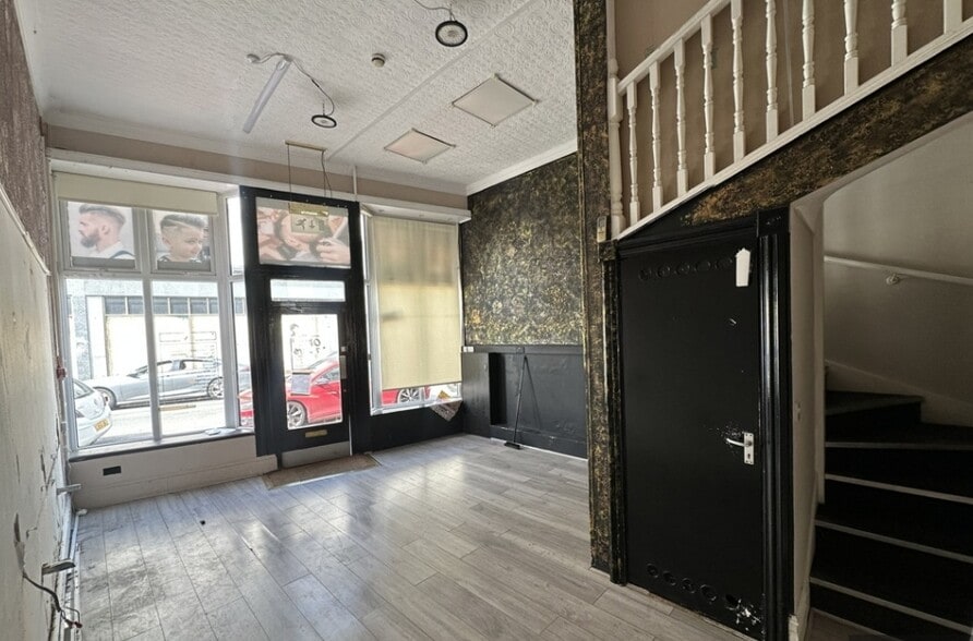 9 Lismore Rd, Eastbourne for lease - Interior Photo - Image 2 of 10