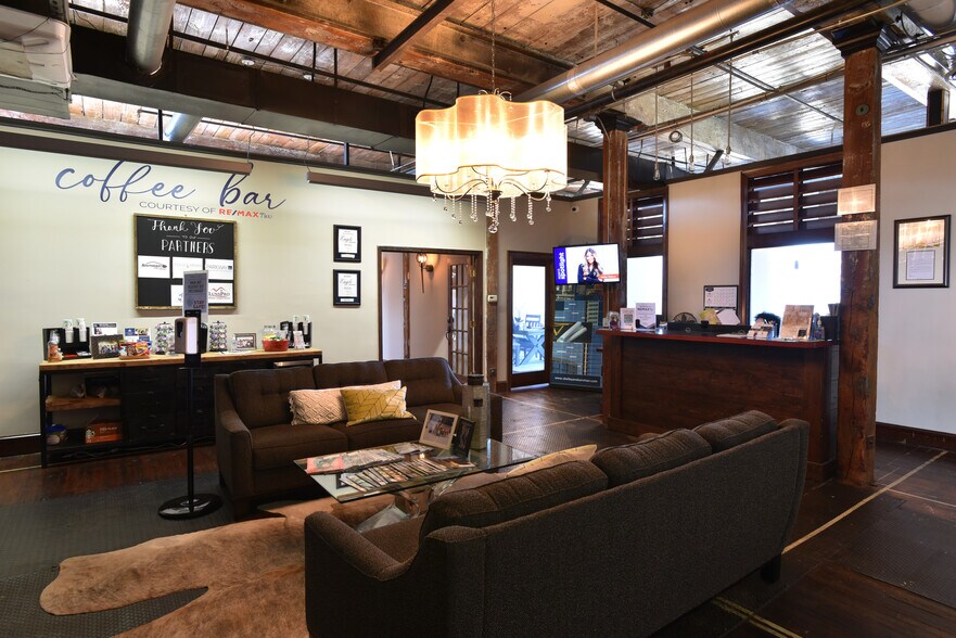 554 W Main St, Buford, GA à louer - Photo intérieure - Image 2 de 21