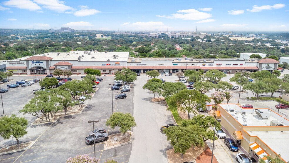 18450 Blanco Rd, San Antonio, TX à louer - Photo du bâtiment - Image 2 de 4