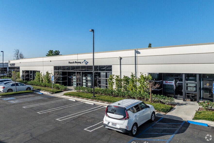 2284 N Glassell St, Orange, CA à louer - Photo du bâtiment - Image 2 de 6