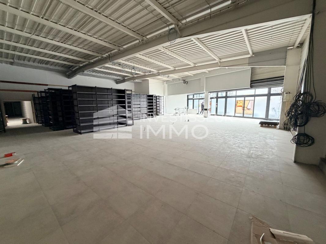Retail in Saint-Thibault-des-Vignes for lease Interior Photo- Image 1 of 9