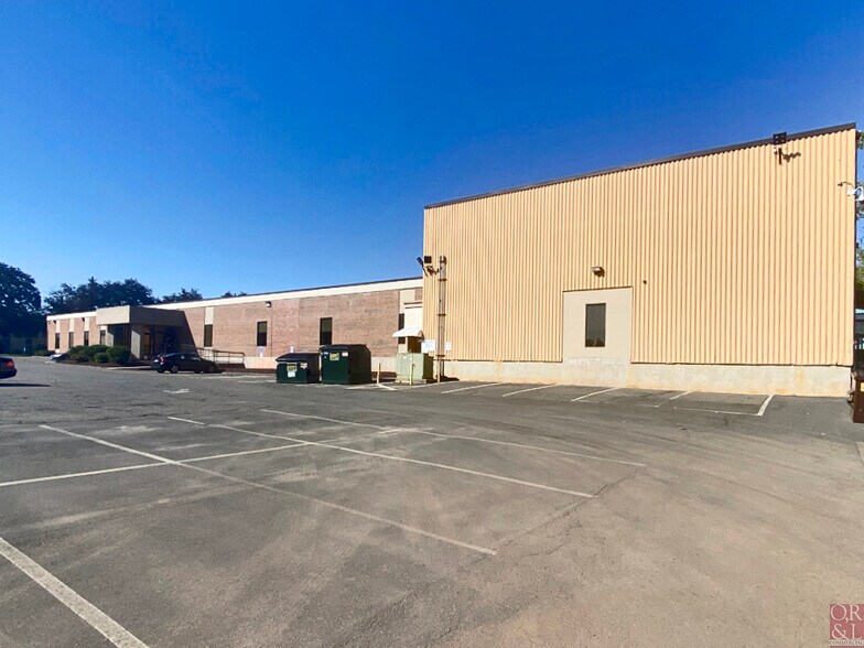 389 John Downey Dr, New Britain, CT à louer - Photo du bâtiment - Image 3 de 9