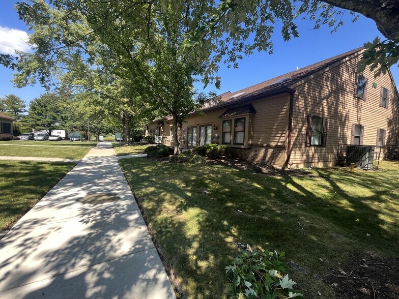 1609 Woodbourne Rd, Levittown, PA à louer - Photo du bâtiment - Image 3 de 9