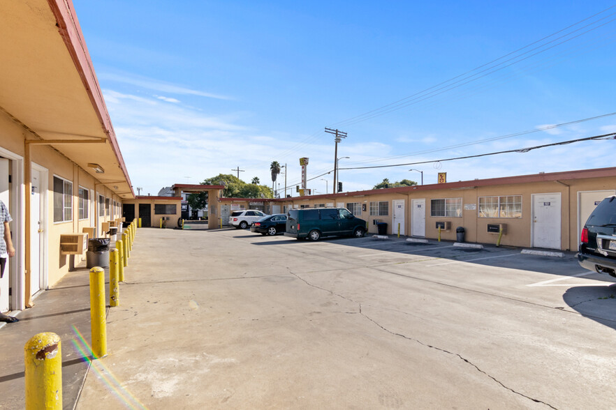 10721 S Broadway, Los Angeles, CA à vendre - Photo du bâtiment - Image 1 de 1