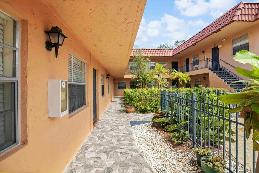 1545 Miami Rd, Fort Lauderdale, FL à vendre - Photo du bâtiment - Image 3 de 37