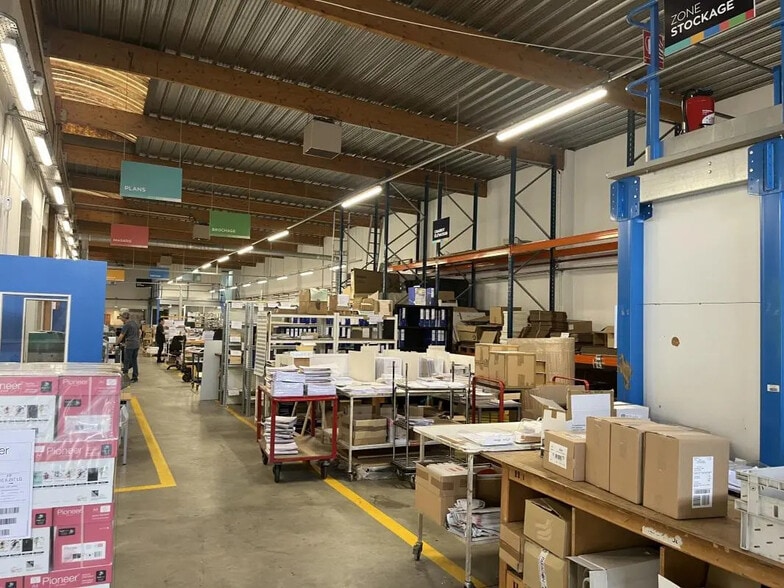 Flex in Colombes for lease - Interior Photo - Image 2 of 10