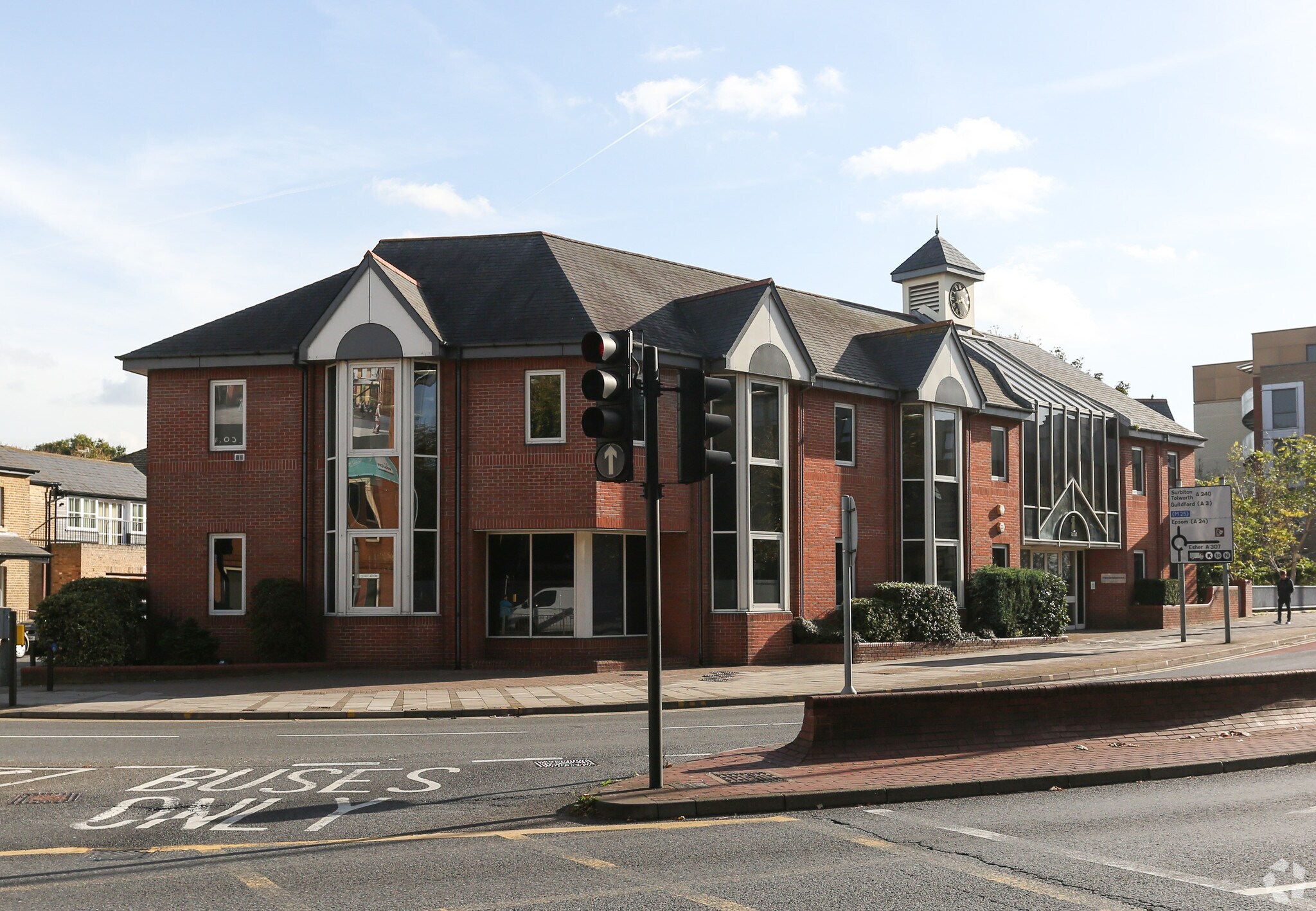 1 Wheatfield Way, Kingston Upon Thames à louer Photo principale- Image 1 de 7