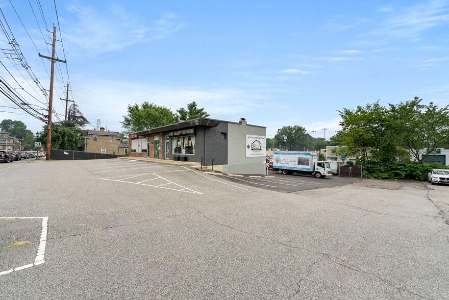 111 Kinderkamack Rd, Emerson, NJ à vendre - Photo du bâtiment - Image 2 de 6