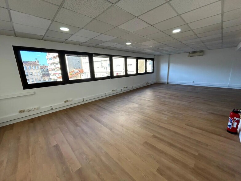 Office in Marseille for lease - Interior Photo - Image 2 of 8