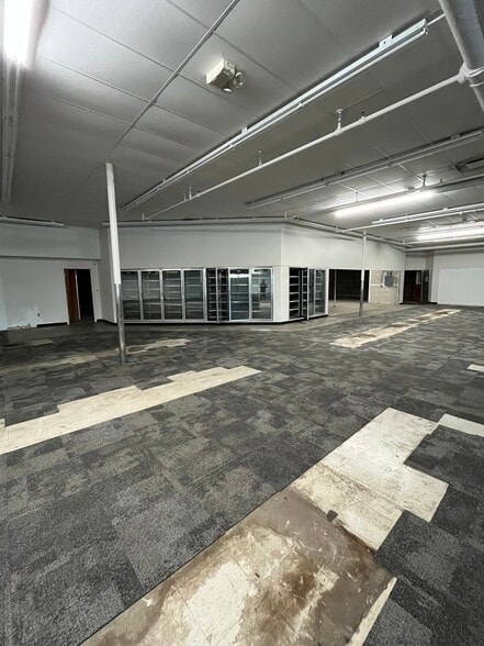 9220 W Greenfield Ave, Milwaukee, WI for sale - Building Photo - Image 3 of 7
