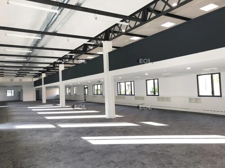 Office in Vénissieux for lease - Building Photo - Image 3 of 9