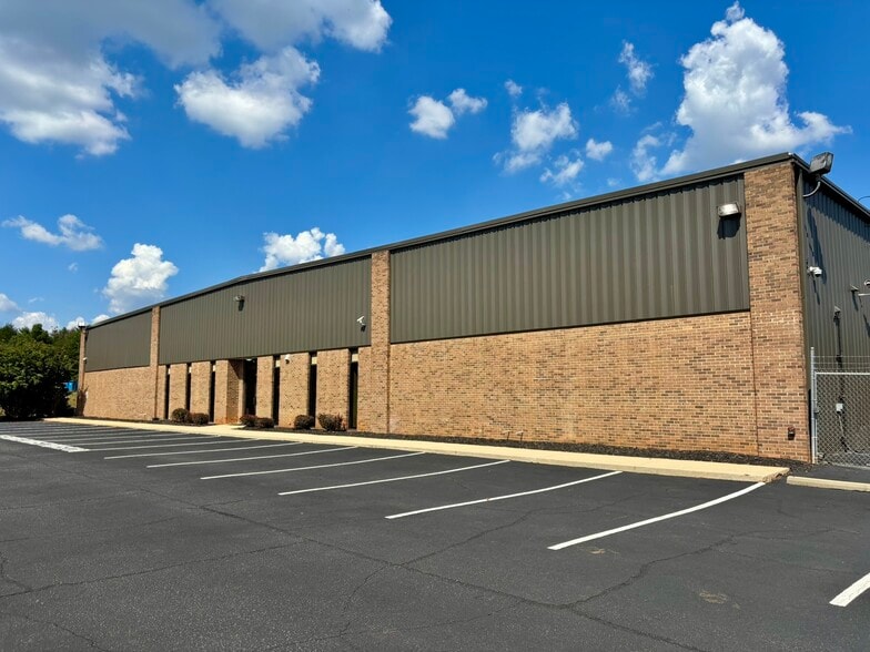 240 Commerce Ct, Duncan, SC à louer - Photo du bâtiment - Image 3 de 4