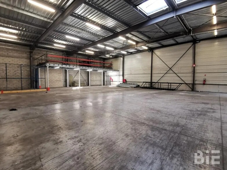 Industrial in Le Haillan for lease - Building Photo - Image 1 of 4