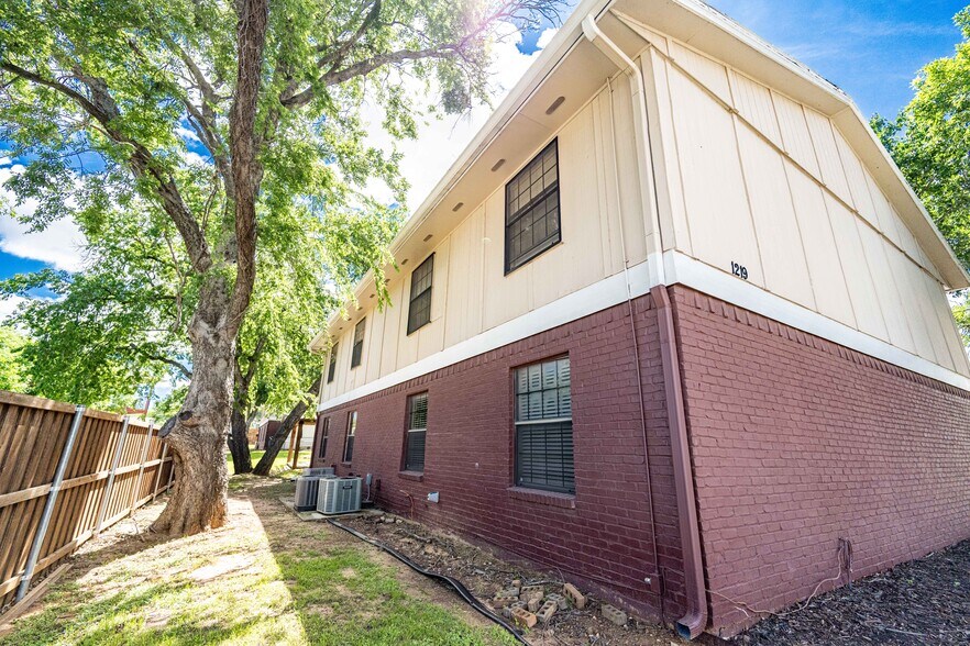 1226-1232 Avenue A, Denton, TX à vendre - Photo du bâtiment - Image 3 de 21