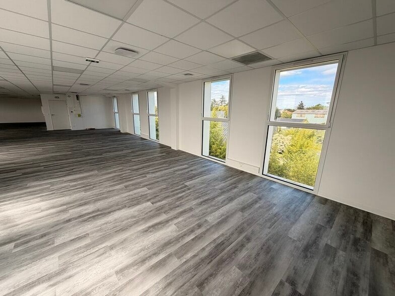Office in Eysines for lease - Interior Photo - Image 2 of 5