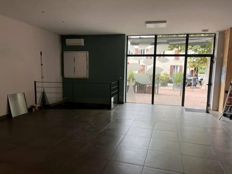 Retail in Grézieu-la-Varenne for sale - Building Photo - Image 2 of 5