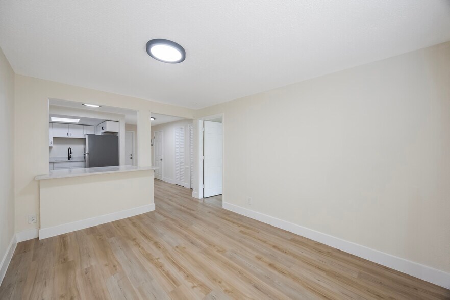2753 53rd Ave N, Saint Petersburg, FL à vendre - Photo du bâtiment - Image 3 de 10