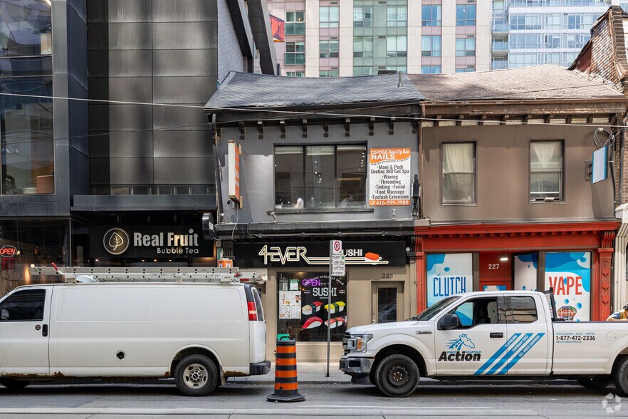 225 Queen St W, Toronto, ON à vendre - Photo du bâtiment - Image 1 de 4