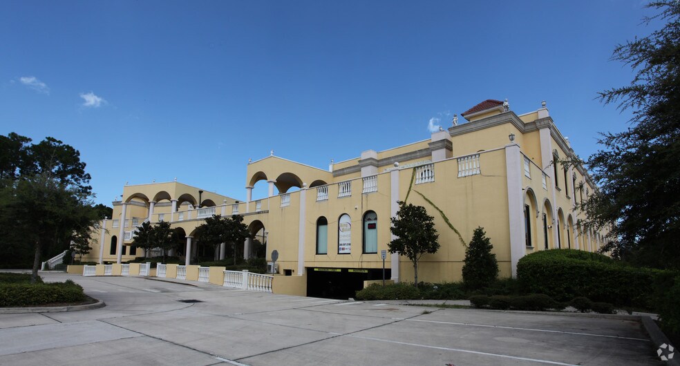 515 Palm Coast Pky, Palm Coast, FL à louer - Photo du bâtiment - Image 2 de 4