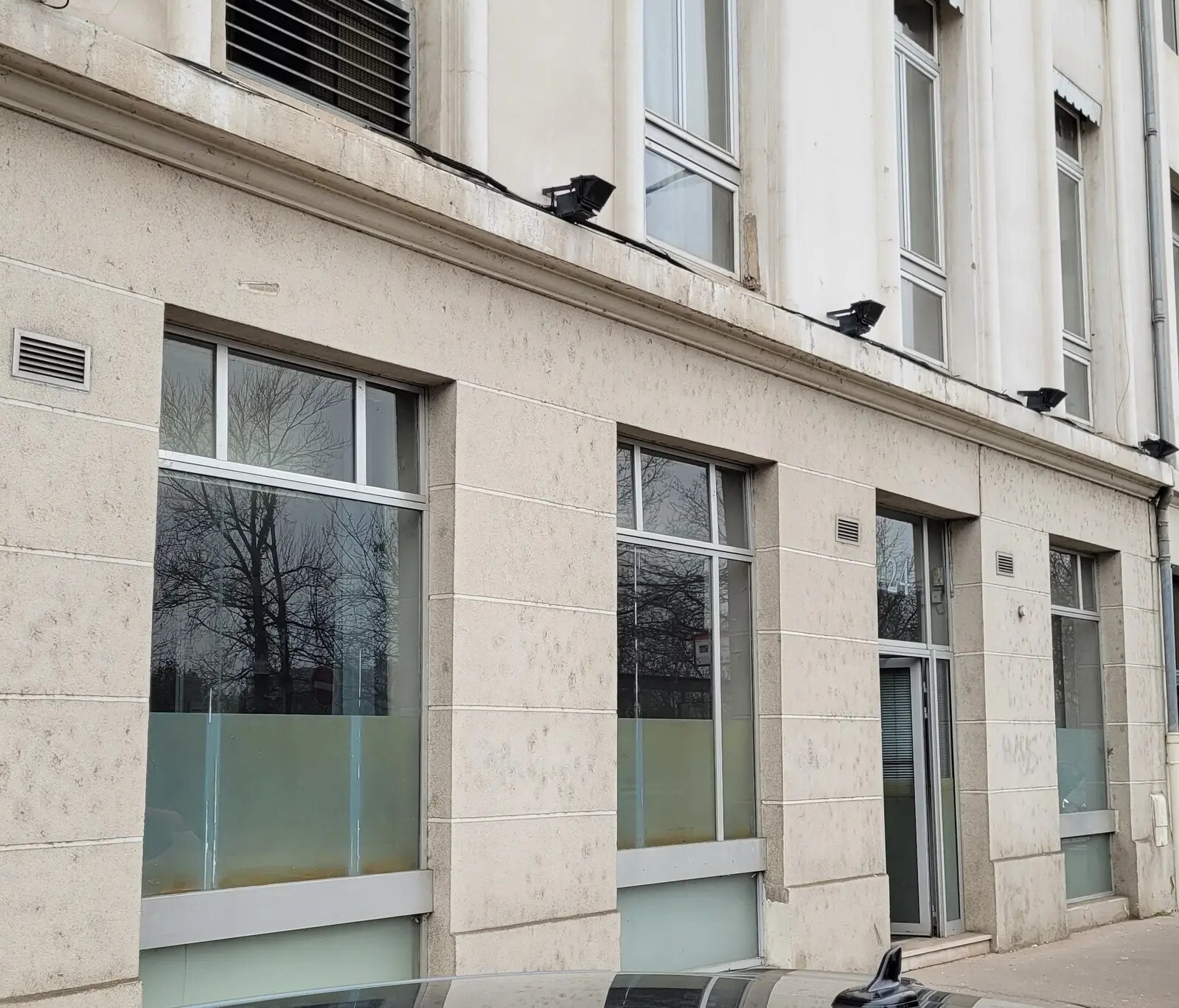 Office in Lyon for sale Building Photo- Image 1 of 6