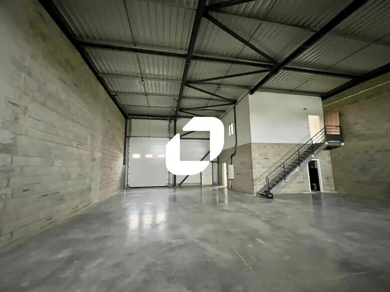 Flex in Chassieu for lease - Interior Photo - Image 1 of 15