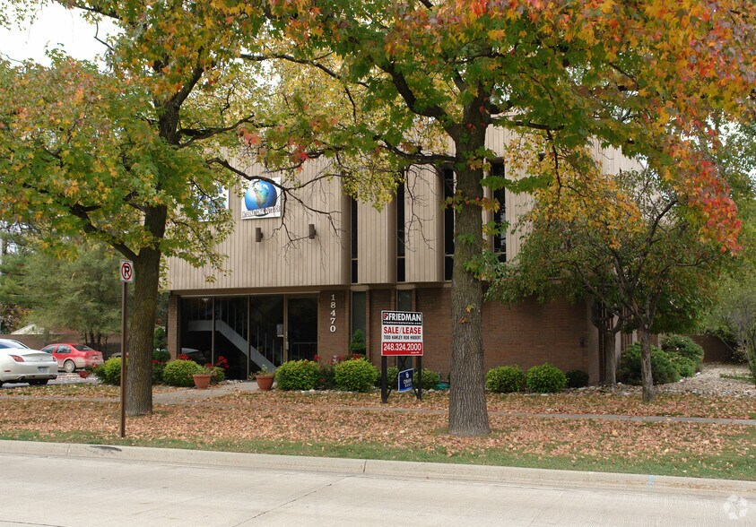 18470 W 10 Mile Rd, Southfield, MI for lease - Building Photo - Image 2 of 4