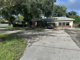 408 75th St NW, Bradenton FL - Day Care Centre