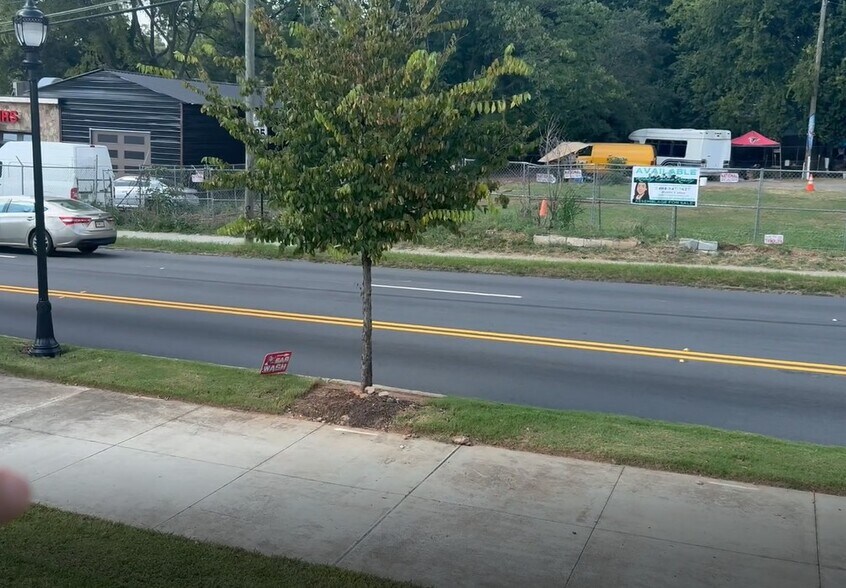 University Avenue Mixed-Use Assemblage portefeuille de 4 propriétés à vendre sur LoopNet.ca - Vidéo sur l’inscription commerciale - Image 2 de 13