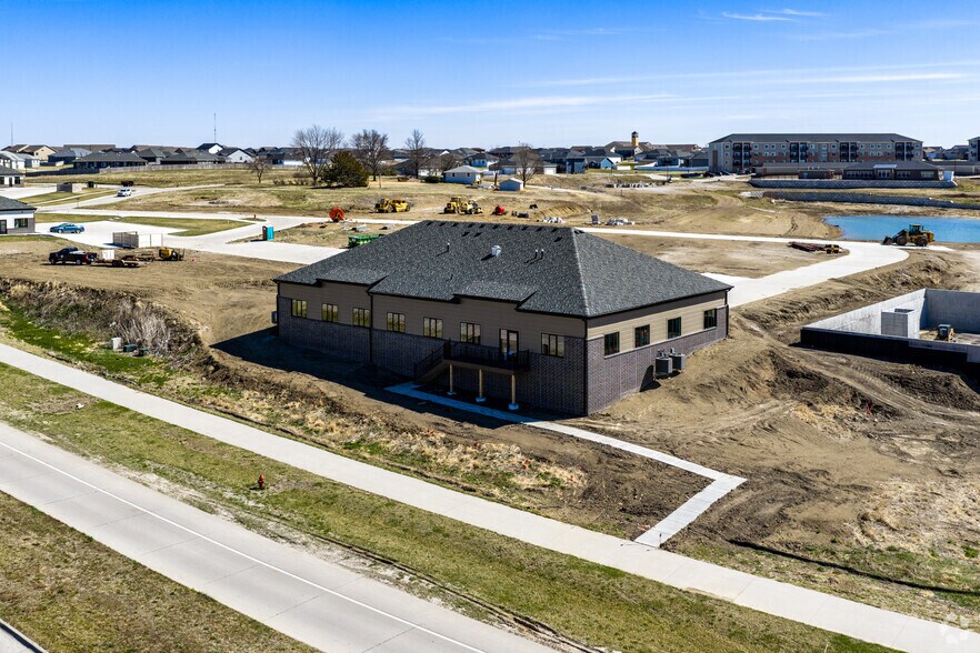 7410 Suncrest Dr, Lincoln, NE à vendre - Photo du bâtiment - Image 2 de 4