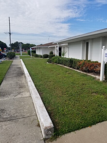 1601 Rickenbacker Dr, Sun City Center, FL à louer - Photo du bâtiment - Image 2 de 55