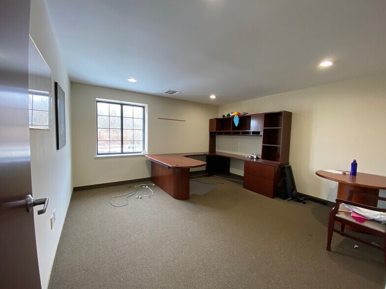 117 N Gold Dr, Robbinsville, NJ à louer - Photo du bâtiment - Image 3 de 8