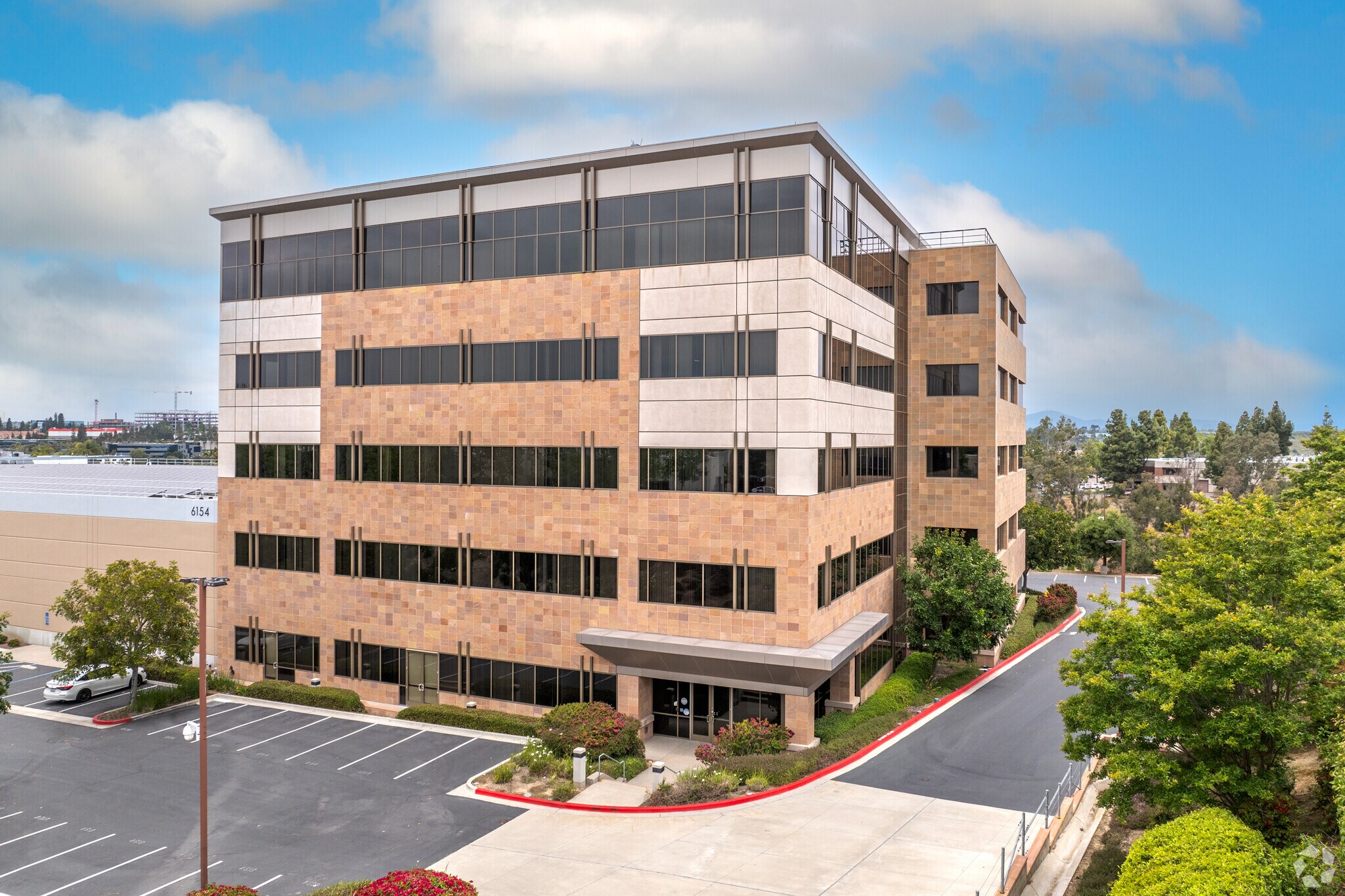 6154 Nancy Ridge Dr, San Diego, CA à louer Photo principale- Image 1 de 10