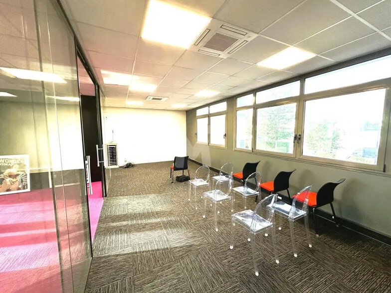 Office in Saint-Pierre-du-Perray for lease - Building Photo - Image 3 of 12