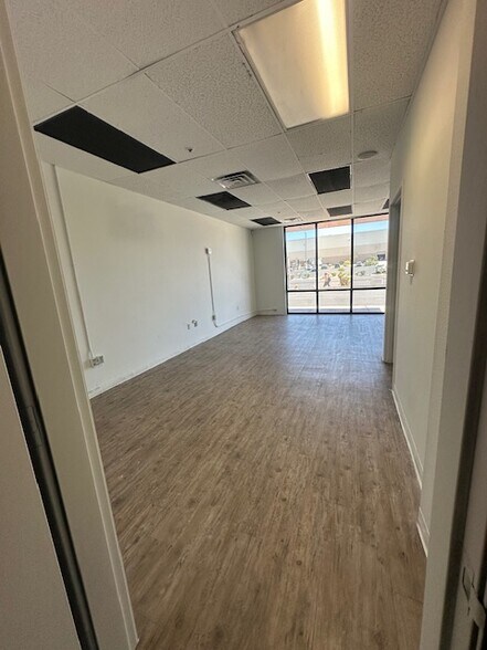 4200 W Russell Rd, Las Vegas, NV à louer - Photo du bâtiment - Image 3 de 8