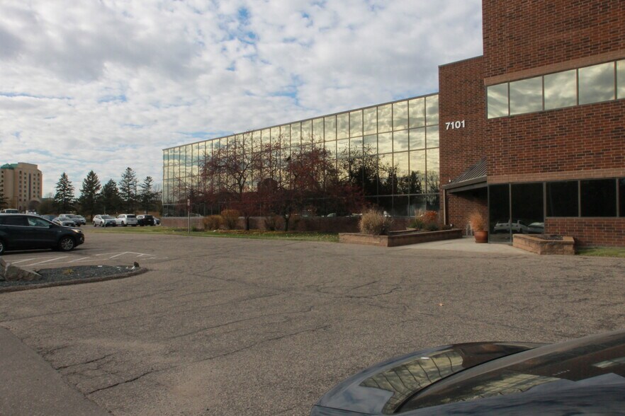 7101 Northland Cir N, Brooklyn Park, MN à louer - Photo du bâtiment - Image 2 de 7