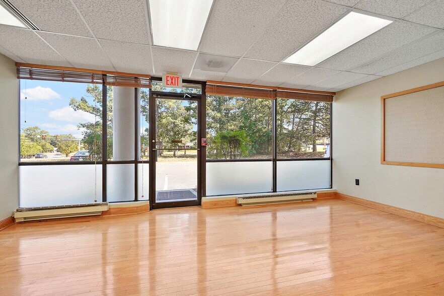 131 Elden St, Herndon, VA à vendre - Photo du bâtiment - Image 2 de 30