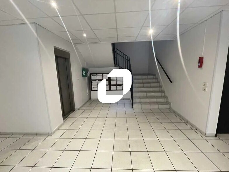 Bureau dans Villejust à louer - Hall d’entrée - Image 2 de 10