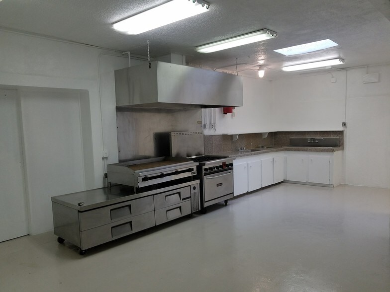 102 6th St S, Texas City, TX for lease - Interior Photo - Image 2 of 31