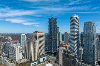 2 Eglinton Av E, Toronto, ON - AÉRIEN  Vue de la carte