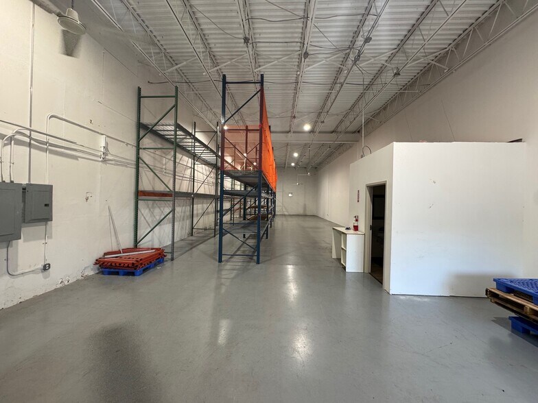 6420 Benjamin Rd, Tampa, FL à louer - Photo du bâtiment - Image 3 de 8