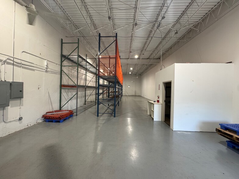 6420 Benjamin Rd, Tampa, FL à louer - Photo du bâtiment - Image 3 de 8