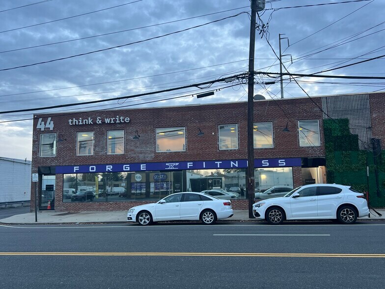 44 Bethpage Rd, Hicksville, NY for lease - Building Photo - Image 3 of 6