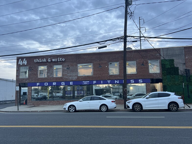 44 Bethpage Rd, Hicksville, NY à louer - Photo du bâtiment - Image 3 de 6