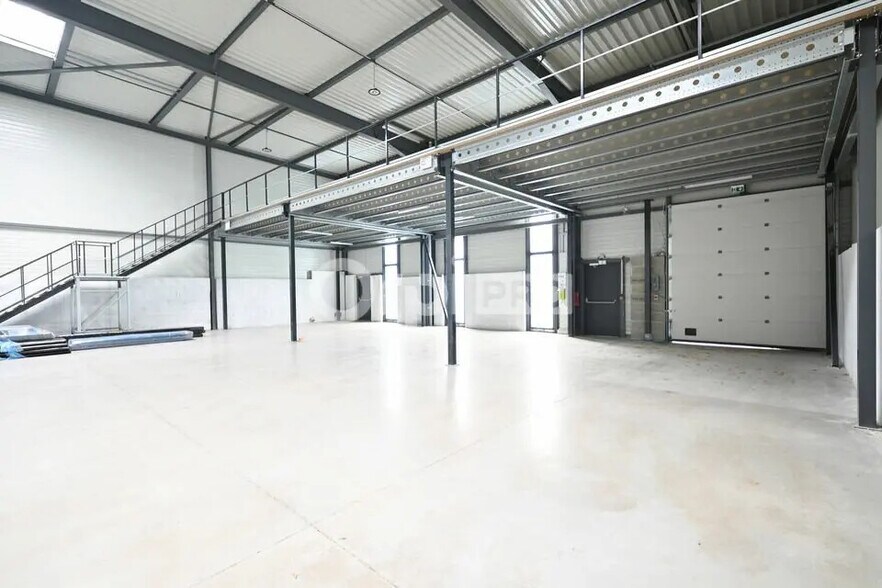 Local d'activités dans Villefontaine à vendre - Photo du bâtiment - Image 2 de 20