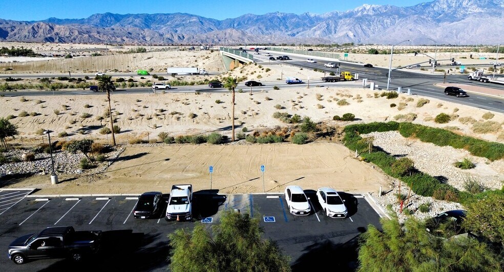 31380 Bob Hope Dr, Thousand Palms, CA à vendre - Photo du bâtiment - Image 2 de 10