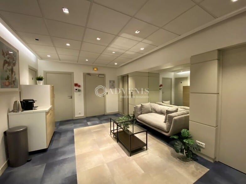 3 Square Desaix, Paris for lease - Building Photo - Image 3 of 9
