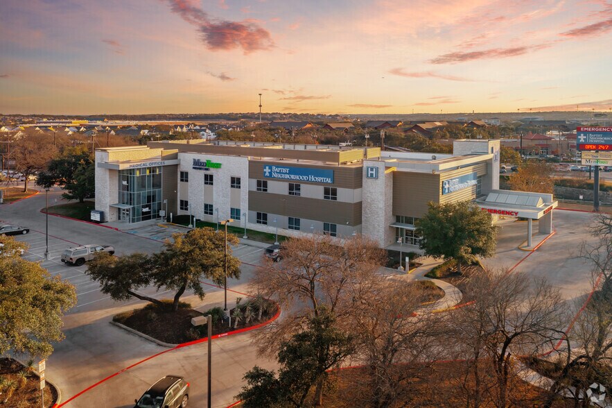 8230 N Loop 1604 Fwy W, San Antonio, TX à louer - Photo du bâtiment - Image 2 de 6