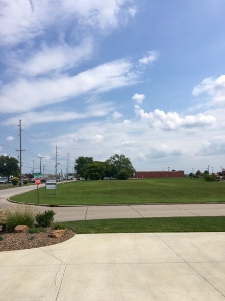 1510 Tutor Lane Evansville In 47715, Evansville, IN à vendre - Photo du bâtiment - Image 3 de 4